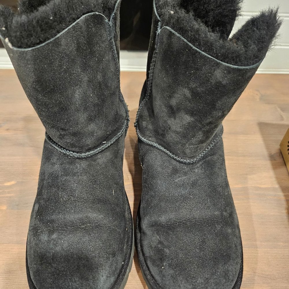 Womens UGG  Mini Bailey Button II Black Size 6 US
